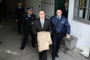 Vasilis Papageorgopoulos wordt naar de cel geleid