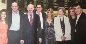 Familiekiekje van de Papandreou's, met Stavros Theodorakis rechts