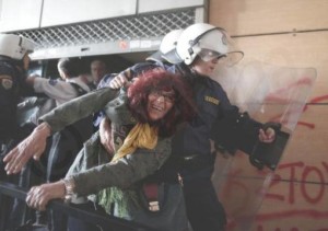 De politie voert de protesterende vrouwen met geweld weg