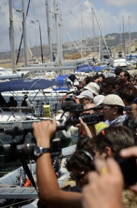 onder grote aandacht van de pers vertrokken de schepen uit Chania 