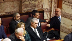 Voormalige leden van Gouden Dageraad Boukouras en Alexopoulos krijgen van een ND Parlementslid ingefluisterd dat ze voor Dimas moeten stemmen.