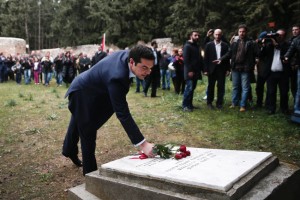Greece's newly-appointed Prime Minister Alexis Tsipras leaves some flowers on a monument during a ceremony at the Kessariani shooting range site where hundreds of members of the Greek Resistance were executed by Nazi occupation forces during World War II in Athens January 26, 2015. Tsipras laid flowers at the monument following a swearing-in ceremony as Greece's first leftist Tsipras legt drie rozen ter nagedachtenis van de geÃ«xecuteerden door de nazis (Foto REUTERS/Alkis Konstantinidis)