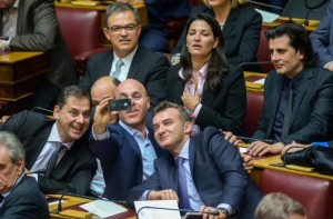 Afgevaardigden van To Potami voor het eerst in het Parlement. Dat vraagt om een selfie.