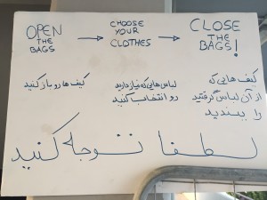 Instructies aan de vluchtelingen om zelf kledij uit te zoeken