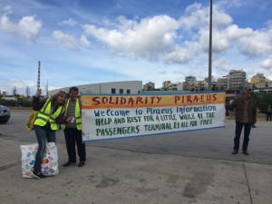 Een spandoek van Solidariteit Piraeus verwelkomt de vluchtelingen