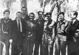 Konstantinos Mitsotakis samen met andere vrijgelaten gevangenen in Georgioupolis