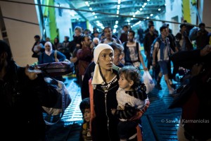 Een schip vol vluchtelingen meert weer eens aan in Piraeus. Foto Savvas Karamaniolas
