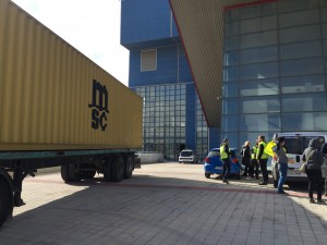 De container van de Hulpkaravaan wordt uitgeladen aan het basketbalstadion