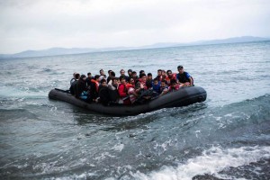 Een rubbertbootje met Afghaanse vluchtelingen komt aan in Kos - Angelos Tzortzinis