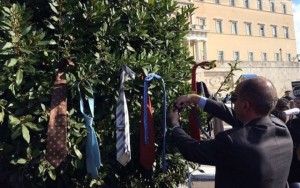 Advocaten en dokters hangen hun stropdas aan een boom voor het parlementsgebouw