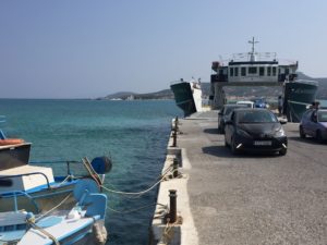 Het haventje van Punta, niet meer dan een pier, eigenlijk, met Elafonissos op de achtergrond